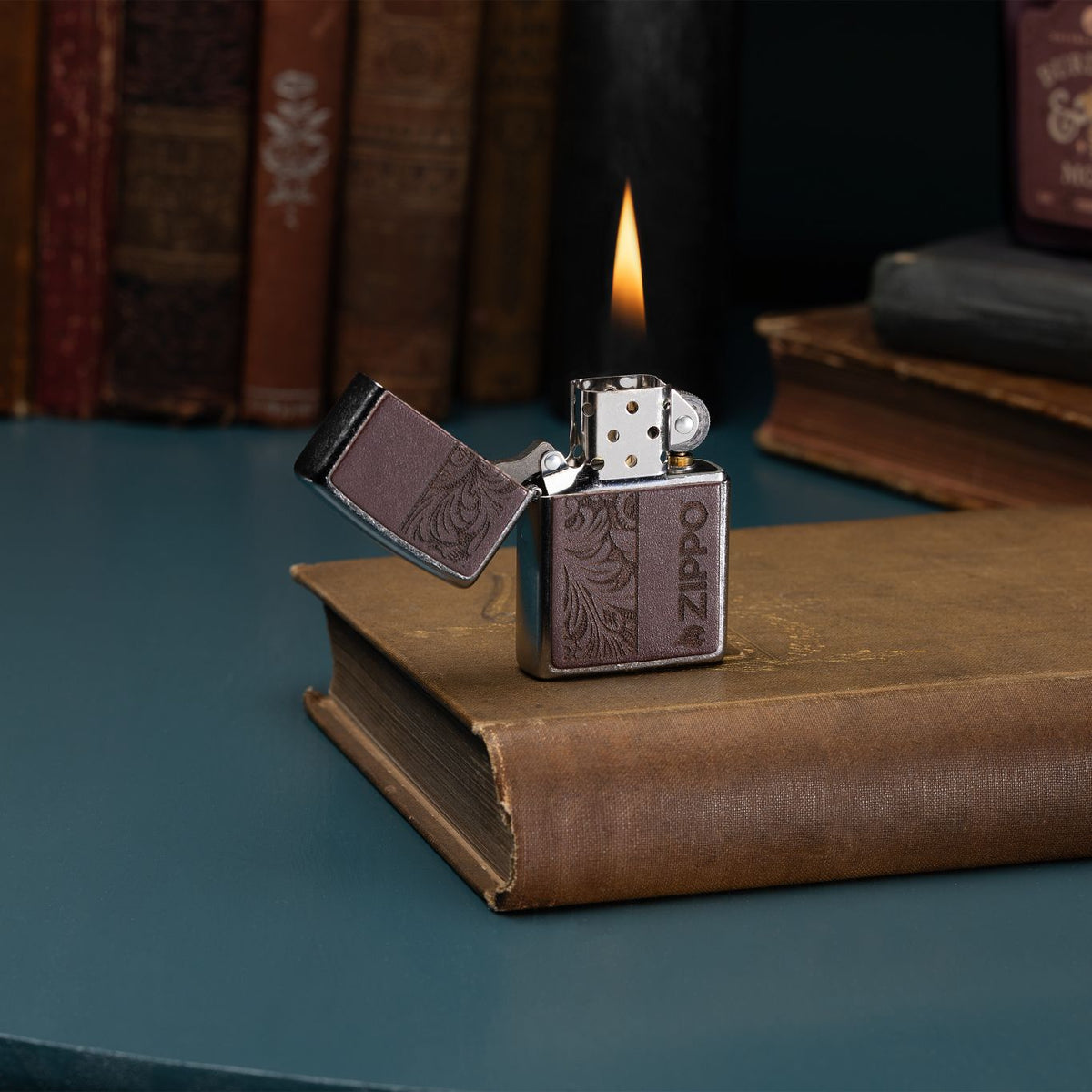 Zippo 46920 vžigalnik Elegant Brown Leather Emblem